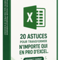 Femme utilisant Excel sur son ordinateur avec des notes à côté