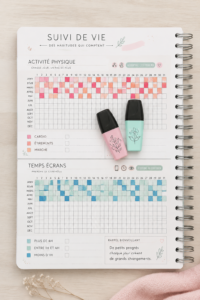 Femme souriante prenant des notes dans un cahier, représentant le suivi de sa vie avec plaisir.