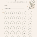 Femme utilisant un planner d'habitudes avec un stylo, entourée de fournitures de bureau