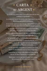 femme créant sa carte au trésor financière sur une table