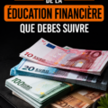 Une femme souriante élaborant un budget financier sur une table avec un ordinateur et des documents.