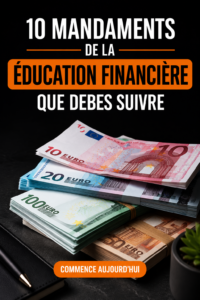 Une femme souriante élaborant un budget financier sur une table avec un ordinateur et des documents.