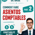 Femme d'affaires souriante regardant un ordinateur portable en écrivant des notes comptables.