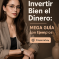 Femme souriante examinant des graphiques d'investissement à son bureau.