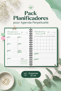 Une femme souriante qui utilise un planificateur dans son agenda perpétuel