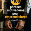 Une femme d'affaires souriante lisant des citations motivantes
