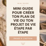 Femme souriante travaillant sur son plan de vie avec un carnet et un stylo