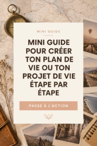 Femme souriante travaillant sur son plan de vie avec un carnet et un stylo