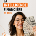 Une femme réfléchissant à ses finances avec un carnet et un crayon, symbolisant l'intelligence financière.