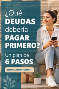 Femme souriante consultant un plan de remboursement de dettes sur une table.