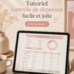 Femme regardant son budget avec un sourire, entourée de fournitures de bureau, symbole de bonne gestion financière.