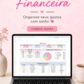 Vue d'une femme utilisant une feuille de calcul pour organiser ses finances.