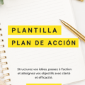 Femme réfléchissant à son plan d'action financier avec un cahier et un stylo.