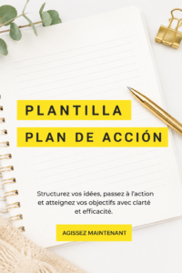 Femme réfléchissant à son plan d'action financier avec un cahier et un stylo.