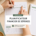 Femme méditant sur ses finances avec un planificateur à la main.
