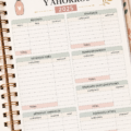 Illustration d'un planner de finances ouvert montrant des sections pour budget et économies.