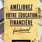 Une femme souriante lisant un livre sur l'éducation financière, une tasse de café à la main.