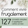 Une femme souriante consultent ses finances avec un ordinateur et un carnet, symbolisant l'éducation financière.