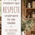 Femme heureuse gérant son budget familial à la maison