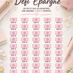 Femme souriante examinant son plan d'épargne.