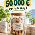 Femme souriante tenant un budget avec des économies en arrière-plan.