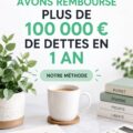 Femme souriante regardant des notes de finances personnelles en discussion