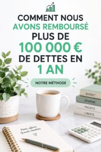Femme souriante regardant des notes de finances personnelles en discussion