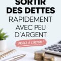 Femme souriante examinant ses finances et ses stratégies pour sortir des dettes.