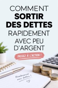 Femme souriante examinant ses finances et ses stratégies pour sortir des dettes.