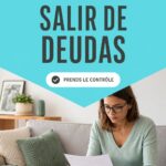 Femme souriante tenant un carnet de budget, symbolisant la gestion des dettes.