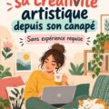 Femme souriante dessinant à son bureau, montrant sa créativité artistique.