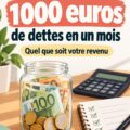Femme souriante tenant des documents financiers avec un budget sur la table.